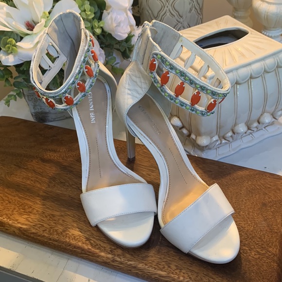 Gianni Bini Shoes - 🍃🌸 Gianni Bini White Heels Size 8.5
